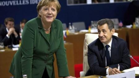 El presidente francés Nicolas Sarkozy sonríe junto a la canciller alemana Angela Merkel, durante la sexta Cumbre de los líderes del G20 celebrada en Cannes