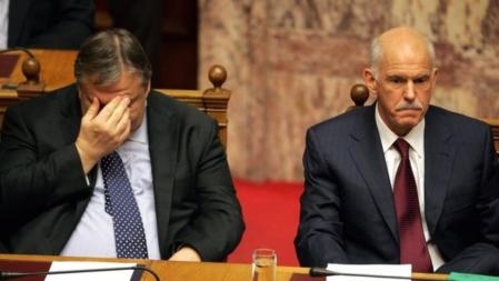 El primer ministro griego, Giorgos Papandreu, y el vicepresidente y minstro de Finanzas, Evangelos Venizelos, en el Parlamento griego.