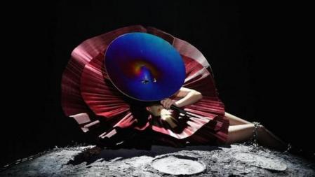 Lady Gaga durante su actuación en los MTV EMA 2011 con un diseño de Paco Rabanne