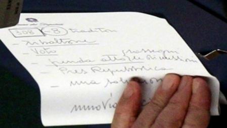 Papel que tenía ayer Berlusconi después de la votación en el Parlamento y en el que se lee: ¿308 (resultado de la votación); 8 traidores; revés político; voto; toma nota; dimitir; presidente de la República; una solución¿
