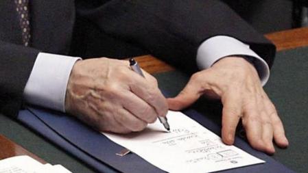 El primer ministro italiano, Silvio Berlusconi, toma notas durante un voto de confianza en el Parlamento italiano en Roma hoy, martes 8 de noviembre de 2011