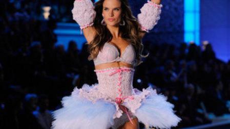 Alessandra Ambrosio también es una de las habituales de la pasarela. Esta vez, parecía una bailarina de ballet