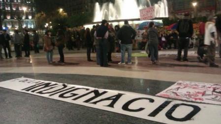 Unos 300 indignados se han vuelto a reunir esta noche en la plaza Catalunya de Barcelona