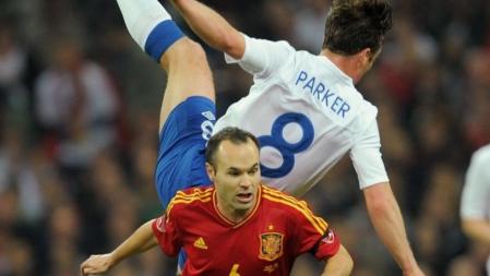 Andrés Iniesta pelea por un balón con Scott Parker