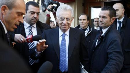 El nuevo primer ministro, Mario Monti, sale de su hotel en Roma en el que reside durante estos días