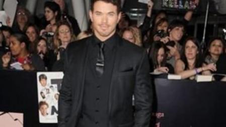 Kellan Lutz lució un look total black de tres piezas formado por chaqueta, pantalón y chaleco a juego con camisa, corbata y zapatos