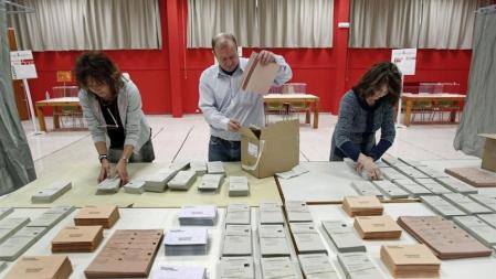 Un colegio electoral, antes de abrir sus puertas para las elecciones generales