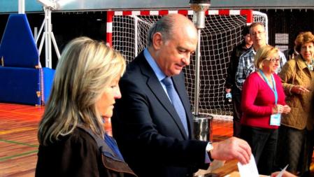 El candidato del PP por Barcelona, Jorge Fernández, ejerce su derecho al voto junto a su mujer