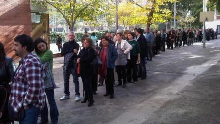 Colas para votar en Barcelona en las elecciones generales. La fotografía es del CEIP Ignasi Iglesias de la capital catalana.