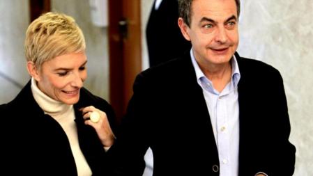 El presidente del Gobierno, José Luis Rodríguez Zapatero, y su esposa, Sonsoles Espinosa, votan en el colegio electoral Nuestra Señora del Buen Consejo de Madrid.