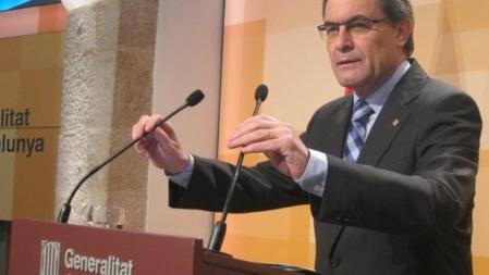 La Generalitat no hará nuevos recortes sociales en 2012 pero, para cumplir con las previsiones económicas de la UE, lo compensará con una rebaja del sueldo de los empleados públicos, venta de patrimonio, y un incremento de las tasas