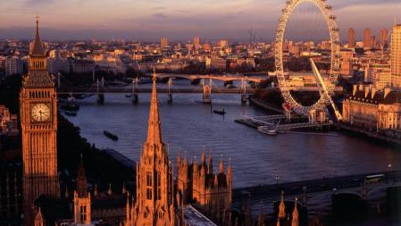 Vista del río Támesis, el London Eye y el Big Ben desde la Torre Victoria