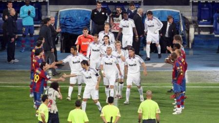Pasillo del FC Barcelona al Real Madrid en el Santiago Bernabéu. El partido acabó con la victoria del Real Madrid por 4 goles a uno.