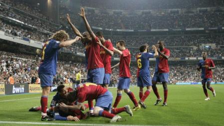 Celebración del sexto gol, anotado por Gerard Piqué, en el 2-6 del Santiago Bernabéu.