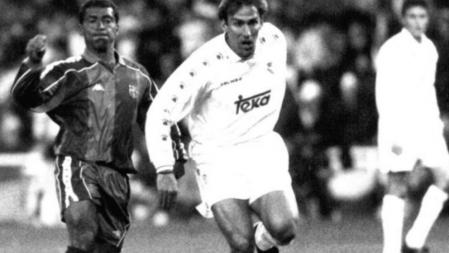 Romario tras el jugador de Real Madrid Martín Vázquez en el partido en el Santiago Bernabéu que ganó el por 5 - o al FC Barcelona