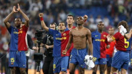 Los jugadores del FC Barcelona celebran la victoria de su equipo, por 2 - 6, en el Santiago Bernabéu.