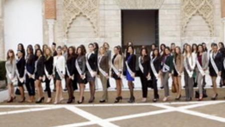 Los 52 candidatas a Miss España 2001 durante su presentación en los Reales Alcázares de Sevilla