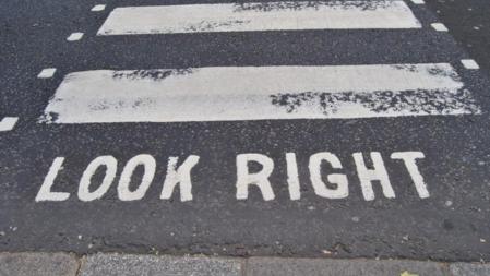 En el centro de Londres se advierte a los turistas del sentido inverso de la circulación