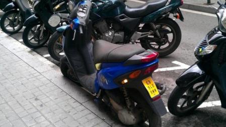 Moto abandonada en una calle del barrio barcelonés de Gràcia