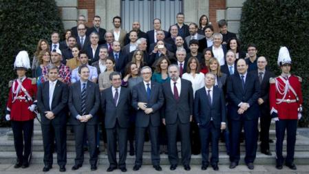 Todos los galardonados con el premios Ondas se han hecho este mediodía la tradicional foto de familia horas antes de que esta noche recojan sus respectivos premios. La fotografía ha sido tomada en el Palacete Albéniz durante una recepción a la que ha asistido el alcalde de Barcelona, Xavier Trias