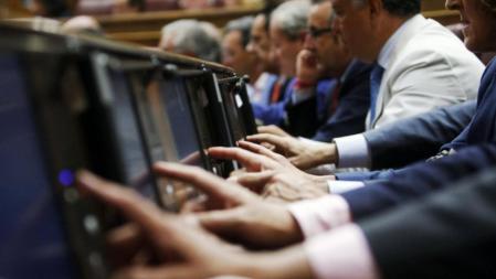 Aprobación en el Congreso de la reforma de la Constitución, pactada entre PSOE y PP. CiU no participa en la votación