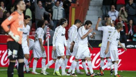 Los jugadores del Real Madrid celebrando el primer gol de su equipo