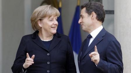 Sarkozy saluda a Merkel a su llegada al palacio del Elíseo
