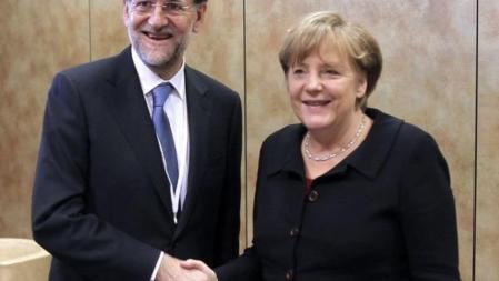 Imagen de Mariano Rajoy saludando a la canciller alemana, Angela Merkel, en Marsella.