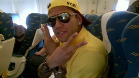 Dani Alves cuelga una foto en su twitter desde el avión que les llevará a Madrid