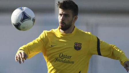Piqué realizando ejercicios en Yokohama
