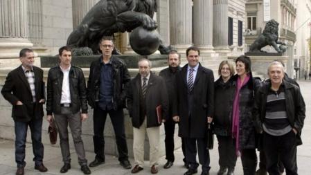 Los diputados de Amaiur posan a las puertas del Congreso de los Diputados adonde han acudido esta mañana para recoger sus credenciales un día antes de la sesión constitutiva de las Cortes