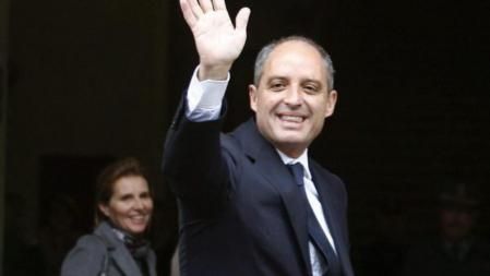 El expresidente de la Generalitat de Valencia, Francisco Camps, saluda a su llegada al Tribunal Superior de Justicia de Valencia