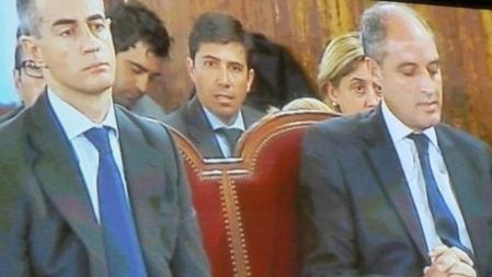 Captura de Camps y Costa, sentados en el banquillo de la sala del TSJV en la que se celebra el juicio por el caso de los trajes