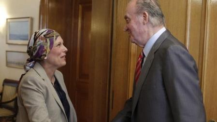 El rey saluda a Uxue Barkos Berruezo, diputada de Geroa Bai, a quien recibió hoy para cumplir con el calendario de las consultas del monarca