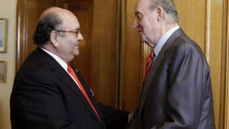El rey charla con Enrique Álvarez Sostres, diputado de Foro de Ciudadanos, a quien recibió para cumplir con el calendario de las consultas del monarca