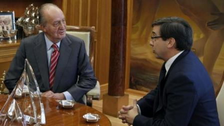 El rey charla con Carlos Casimiro Salvador, diputado electo de Unión del Pueblo Navarro (UPN), a quien recibió hoy para cumplir con el calendario de las consultas
