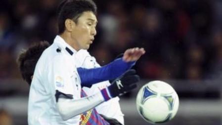 El delantero del FC Barcelona David Villa intenta controlar un balón entre los defensas del Al Sadd catarí Abdulla Koni y Lee Jung Soo en la jugada en la que se fracturó la tibia. En la imagen se puede aperciar el arqueo de la pierna izquierda.