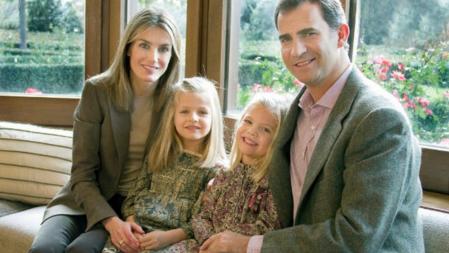 El Príncipe Felipe y Doña Letizia posan junto a sus dos hijas, las Infantas Leonor y Sofía