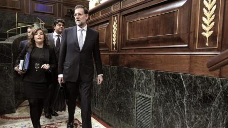 Rajoy acompañado de la hasta ahora portavoz del PP en el Congreso, Soraya Sáenz de Santamaría