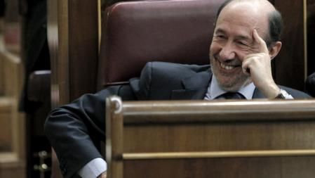 El presidente del grupo parlamentario socialista, Alfredo Pérez Rubalcaba, durante la primera jornada de la sesión de investidura celebrada en el día de hoy en la Cámara Baja