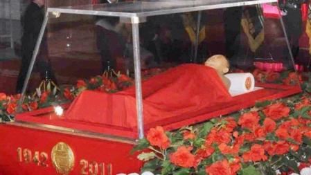 El cuerpo del fallecido Kim Jong Il está expuesto en el palacio de Kumsusan de Pyongyang