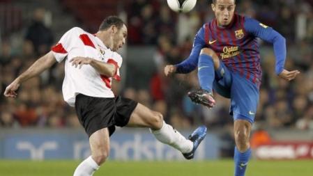 Thiago Alcántara, del FC Barcelona, lucha el balón con Ángel Sánchez, de C.E Hospitalet