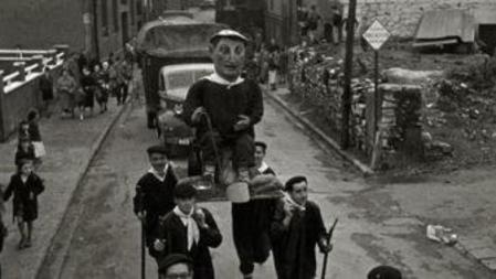 Grupo de hombres portando un olentzero recorriendo diversas calles del barrio de Intxaurrondo (1961)
