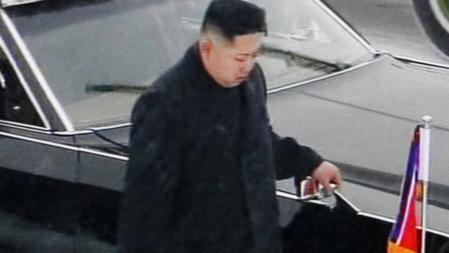 Kim Jong-Un camina junto al coche fúnebre de su padre, Kim Jong-Il