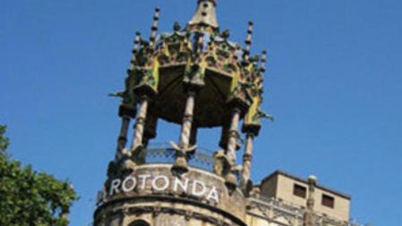 Fachada emblemática de la finca modernista La Rotonda, en Barcelona, antes de la reforma