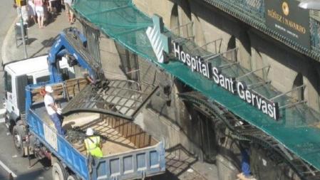 Operación de extracción de las marquesinas del antiguo hotel burgués La Rotonda, en Barcelona