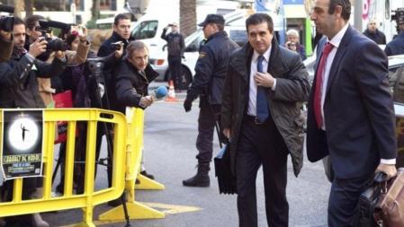 El ex presidente del Gobierno Balear, Jaume Matas, acompañado de su abogado, Antonio Alberca, llega a la Audiencia Provincial de Palma