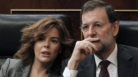 El presidente del Gobierno, Mariano Rajoy, y la vicepresidenta, Soraya Saénz de Santamaría, durante el debate de convalidación del Decreto Ley de Medidas urgentes en materia presupuestaria, tributaria y financiera para la corrección del déficit público que se celebra hoy en el Congreso.