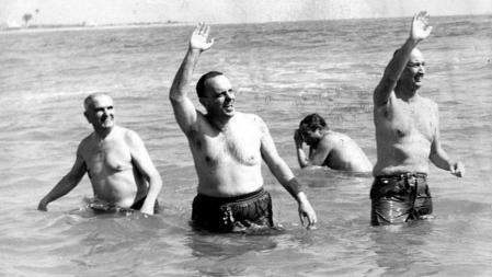 Manuel Fraga y el embajador de EE.UU. se bañan en la playa de Palomares, el 8 de marzo de 1966