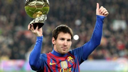Messi ofreció su tercer balón de oro al Camp Nou